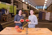 Checker Tobi (li.) und Koch Tom Wendel (re.) mit einer halben Melone.