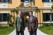 Das Bild zeigt Graf Peter von Go&euml;ss und seinen Sohn Graf Leopold von Go&euml;ss vor ihrem Schloss Karlsberg, s&uuml;dwestlich von Sankt Veit an der Glan