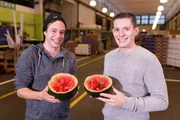 Von links: Checker Tobi und Koch Tom Wendel mit einer halben Melone.