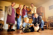 Familie Eberhofer hat Familienzuwachs bekommen: Hund Hinkelotta. V.l.n.r.: Oma Eberhofer (Enzi Fuchs), Rudi Birkenberger (Simon Schwarz), Susi (Lisa Maria Potthoff), Pauli (Luis Sosnowski), Franz Eberhofer (Sebastian Bezzel), Papa Eberhofer (Eisi Gulp).