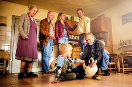 Familie Eberhofer hat Familienzuwachs bekommen: Hund Hinkelotta. V.l.n.r.: Oma Eberhofer (Enzi Fuchs), Rudi Birkenberger (Simon Schwarz), Susi (Lisa Maria Potthoff), Pauli (Luis Sosnowski), Franz Eberhofer (Sebastian Bezzel), Papa Eberhofer (Eisi Gulp).
