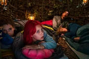 Ava (Mia Stieber, v.l.n.r.), Elly (Nelly Borodina), Malik (Jonathan V&ouml;hringer) und Mikka (Jona Kirchner) haben den ersten Tag im Survival Camp &uuml;berstanden.
