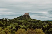 Landschaftsaufnahme der Riegersburg, im Besitz des Haus Liechtenstein, auf dem 482 Meter hohen Vulkanfelsen im s&uuml;doststeirischen H&uuml;gelland