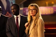 Maya (Natascha McElhone, r.) f&uuml;hrt ein vertrauliches Gespr&auml;ch mit Senator Lusamba (Ralph Amoussou, l.). Es gibt Anzeichen daf&uuml;r, dass ein Attentat auf ihn geplant ist.