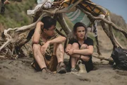 Caleb (Joshua Tan) offenbart Issie (Macey Chipping) in einem ruhigen Moment am Strand, dass er homosexuell ist.