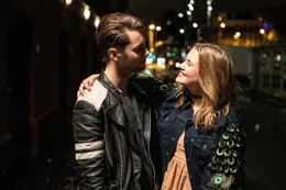 Allein in New York: Coco (Nola Kemper) ist dabei, sich in Rocco (Ethan Allington), den Halbbruder ihrer neuen Freundin Apple, zu verlieben.