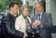 Die Kommissare Bonhoff (Wolfgang Krewe, l.) und Kehler (Wolfgang Bathke) interessieren sich f&uuml;r den Schmuck, den die Hotelbedienstete Angela Bassermann (Sabine Cruso) bei sich hat und der dem Toten geh&ouml;rte...
