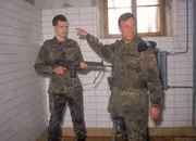 Heinz (Jens Waggon, li.) dreht durch und bedroht die Kommissare mit seinem Schnellfeuergewehr. Oberfeldwebel Walter (Thomas Anzenhofer) beendet die heikle Situation.