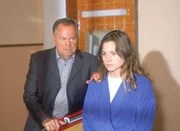 Kommissar Kehler (Wolfgang Bathke) ist davon &uuml;berzeugt, dass Heike (Ellen Salvo Gonzalez) aus Angst keine Aussage macht.