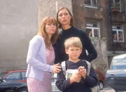 Simone Schumann (Carin C. Tietze, re.) und Iris Brandt (Roswitha Schreiner) k&ouml;nnen nicht begreifen, dass Iris' Mann Marcus verd&auml;chtigt wird, Simones Tochter ermordet zu haben.