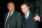 In einer alten Ruine wurde die Leiche einer jungen Frau gefunden. Oberstaatsanwalt Lotze (Henry van Lyck, r.) und Kommissar Kehler (Wolfgang Bathke) versuchen herauszufinden, was passiert ist.
