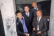 In einer alten Ruine wurde die Leiche einer jungen Frau gefunden. (v.li.) Kommissar Bonhoff (Wolfgang Krewe), Staatsanwalt Lotze (Henry van Lyck), Gerichtsmediziner Dr. Duhler (Klaus Schindler) und Kommissar Kehler (Wolfgang Bathke) schauen sich am Tatort um.