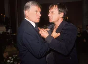 Gregor Sattler (Peter Davor, r.) greift w&auml;hrend der Beerdigung Hartmut Schadow (R&uuml;diger Joswig) an und beschimpft ihn. Dabei erw&auml;hnt er Details, die er eigentlich nicht wissen kann.