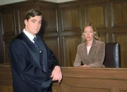 Wird der Rechtsanwalt (Dirk Schoedon) von Astrid Kampmann (Katja Weitzenb&ouml;ck) endlich die Wahrheit erfahren?