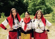 Meine fremde Heimat &ndash; Kosovo. Karin Dubler mit zwei T&auml;nzerinnen einer kosovarischen Folkloregruppe.