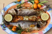 Zu Tisch Korfu - Griechenland Gebackener Wolfsbarsch mit einer Kumquat-Fenchelf&uuml;llung