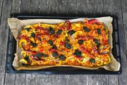 Zu Tisch S&uuml;dsteiermark - &Ouml;sterreich Polenta-Pizza mit Gr&uuml;nkohl-K&uuml;rbiskern&ouml;l-Pesto