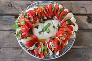 Zu Tisch Capri - Italien Die ber&uuml;hmte Insalata Caprese leuchtet in den selben Farben wie die italienische Flagge.