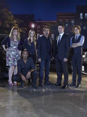 (11. Staffel) - Ein starkes Team, das jeden Serient&auml;ter zur Strecke bringt: Dr. Spencer Reid (Matthew Gray Gubler, r.), Derek Morgan (Shemar Moore, 2.v.l.), Aaron Hotchner (Thomas Gibson, 2.v.r.), David Rossi (Joe Mantegna, 3.v.r.), Jennifer 'JJ' Jareau (AJ Cook, 3.v.l.) und Penelope Garcia (Kirsten Vangsness, l.) ...