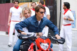 Vertrauen ist gut, Kontrolle ist besser: Schon bald wird June (Cameron Diaz, l.) klar, dass sie niemanden vertrauen darf, auch ihrem scheinbaren Retter Roy (Tom Cruise, r.) nicht ...