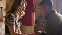 Emma (Alicia Von Rittberg) und Norman (Logan Lerman)