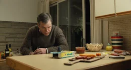 Paul Safranek (Matt Damon, l.); Dave Johnson (Jason Sudeikis, r.)
