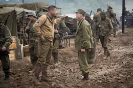 Norman (Logan Lerman, r.) ist eigentlich zum Schreiber bei der Armee ausgebildet worden. Bei seiner ersten Begegnung mit "Wardaddy" (Brad Pitt) wird klar, dass &eacute;r ab sofort Bugsch&uuml;tze des Panzers sein soll.