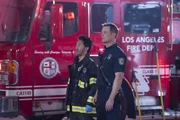 Kenneth Choi als Howie 'Chimney' Han und Peter Krause als Bobby Nash(r.) Kenneth Choi als Howie 'Chimney' Han und Peter Krause als Bobby Nash(r.)