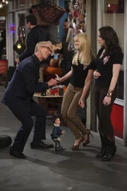 Als J. Petto (Andy Dick, l.) seine Puppenstube vor Carolines (Beth Behrs, M.) und Max' (Kat Dennings, r.) Laden aufmacht, versuchen beide, ihn so schnell wie möglich von dort zu vertreiben ... Als J. Petto (Andy Dick, l.) seine Puppenstube vor Carolines (Beth Behrs, M.) und Max' (Kat Dennings, r.) Laden aufmacht, versuchen beide, ihn so schnell wie möglich von dort zu vertreiben ...