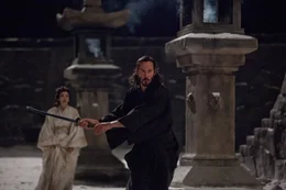 Als der heimt&uuml;ckische Lord Kira durch eine Hinterlist das Oberhaupt der Samurai, F&uuml;rst Asano, ermordet und dessen Tochter Mika (Ko Shibasaki, l.) gefangen nimmt, beschlie&szlig;t der Krieger Kai (Keanu Reeves, r.) zu handeln, obwohl er damals als Halb-Japaner von den Samuari verbannt und in die Sklaverei verkauft wurde ...