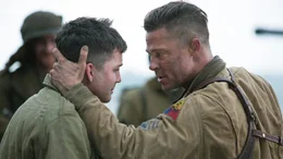 Der Zweite Weltkrieg neigt sich dem Ende zu. Die vierk&Atilde;&para;pfige Besatzung des Panzers &acirc;&euro;žFury&acirc;&euro;&oelig; unter der F&Atilde;&frac14;hrung von Don &acirc;&euro;žWardaddy&acirc;&euro;&oelig; Collier (Brad Pitt, re.) ger&Atilde;&curren;t durch den unerfahrenen Neuling Norman Ellison (Logan Lerman, li.) in ernsthafte Gefahr.