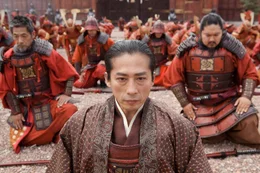Nachdem der skrupellose Lord Kira ihren Herren mit Hilfe eines hinterlistigen Plans ermordet hat, sind Horibe (Shu Nakajima, l.), Oishi (Hiroyuki Sanada, M.), Basho (Takato Yonemoto, r.) und der Rest der 47 Samurai nun ohne Anf&uuml;hrer und Ausgesto&szlig;ene. Die Ronin-Krieger fordern Rache und sind bereit, f&uuml;r diese durchs Feuer zu gehen ...