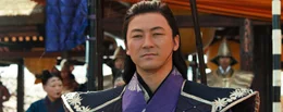Der r&uuml;cksichtslose Warlord Kira (Tadanobu Asano) ist nicht nur f&uuml;r den Tod des Herschers Lord Asano verantwortlich, sondern auch daran, dass dessen Samurai-Krieger ihre Stellung bei Hofe verlieren. Doch die Ronin wollen die Tyrannei des F&uuml;rsten nicht einfach hinnehmen und schw&ouml;ren Rache ...