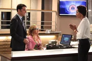 Um einen Serient&auml;ter zu fassen, bekommt das Team um Hotch (Thomas Gibson, l.) und Garcia (Kirsten Vangsness, M.) Hilfe von der forensischen Psychologin Dr. Tara Lewis (Aisha Tyler, r.) ...
