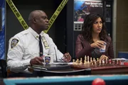 Captain Ray Holt (Andr&eacute; Braugher, l.); Rosa Diaz (Stephanie Beatriz, r.)