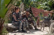 Natalie Artemis (Milla Jovovich, l.); Der J&auml;ger (Tony Jaa, r.)