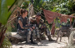 Natalie Artemis (Milla Jovovich, l.); Der J&auml;ger (Tony Jaa, r.)