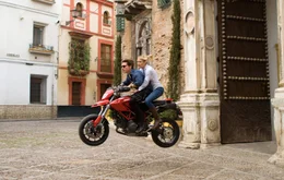 Ob Roy (Tom Cruise, l.) zu den Guten oder den B&ouml;sen geh&ouml;rt, wei&szlig; June (Cameron Diaz, r.) nicht wirklich, aber trotzdem begibt sie sich mit ihm, wenn auch nicht ganz freiwillig, auf eine halsbrecherische Flucht quer um den Globus ...