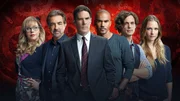 (11. Staffel) - Ein starkes Team, das jeden Serient&auml;ter zur Strecke bringt: Dr. Spencer Reid (Matthew Gray Gubler, 2.v.r.), Derek Morgan (Shemar Moore, 3.v.r.), Aaron Hotchner (Thomas Gibson, 3.v.l.), David Rossi (Joe Mantegna, 2.v.l.), Jennifer 'JJ' Jareau (AJ Cook, r.) und Penelope Garcia (Kirsten Vangsness, l.) ...