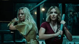 Sloane Maddison (Portia Doubleday, l.); Melanie Cole (Lucy Hale, r.)