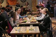 Leonard (Johnny Galecki, 2.v.r.) und Penny (Kaley Cuoco, r.) versuchen Sheldon (Jim Parsons, 2.v.l.) zu beweisen, dass er und Amy (Mayim Bialik, l.) nicht das &uuml;berlegenere Paar von ihnen sind ...