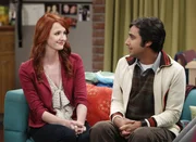 Raj (Kunal Nayyar, r.) will Emily (Laura Spencer, l.) endlich seinen Freunden vorstellen, doch bei der ersten Begegnung zwischen ihr und Penny herrscht eisige Distanz ...