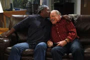 W&auml;hrend Charlie Chelsea hinterher trauert, sind Ed (John Amos, l.) und Tom (Stacy Keach, r.) gl&uuml;cklich miteinander ...
