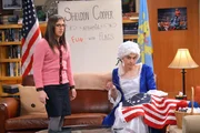 Nimmt Abschied von "Spa&szlig; mit Flaggen": Sheldon (Jim Parsons, r.) dreht mit Amy (Mayim Bialik, l.) die letzte Folge ...