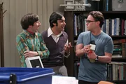 W&auml;hrend Leonard (Johnny Galecki, r.), Howard (Simon Helberg, l.) und Raj (Kunal Nayyar, M.) in den Unterlagen eines verstorbenen Professors nach n&uuml;tzlichen Forschungsergebnissen suchen, verabschiedet sich Sheldon schweren Herzens von "Spa&szlig; mit Flaggen" ...