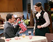 Amy (Mayim Bialik, r.) bietet an, das diesj&auml;hrige Weihnachtsessen auszurichten, da sich Raj um seinen Vater k&uuml;mmern muss. Sheldon (Jim Parsons, l.), der Weihnachten nicht besonders mag, ist davon allerdings nicht begeistert ...