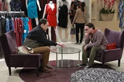 W&auml;hrend Penny und Amy Kleider probieren, kommt es zu einer Auseinandersetzung zwischen Leonard (Johnny Galecki, r.) und Sheldon (Jim Parsons, l.) ...