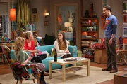 Sheldon (Jim Parsons, r.) kommt mit seiner Forschung zur Dunklen Materie einfach nicht voran. Deshalb fasst er einen Entschluss, um seine Hirnleistung zu steigern, was f&uuml;r Amy (Mayim Bialik, 2.v.r.), Bernadette (Melissa Rauch, l.) und Penny (Kaley Cuoco, 2.v.l.) zu einer Geduldsprobe wird ...