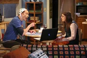Da Sheldon (Jim Parsons, l.) glaubt, dass er sich in seinem Leben zu wohl f&uuml;hlt und deshalb beruflich nicht weiter kommt, m&uuml;ssen seine Freunde und vor allem Amy (Mayim Bialik, r.) daf&uuml;r sorgen, dass sich dies &auml;ndert ...