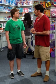 Da Charlie (Charlie Sheen, r.) keine F&uuml;hrerschein mehr hat, muss Jake (Angus T. Jones, l.) als Chauffeur herhalten ...